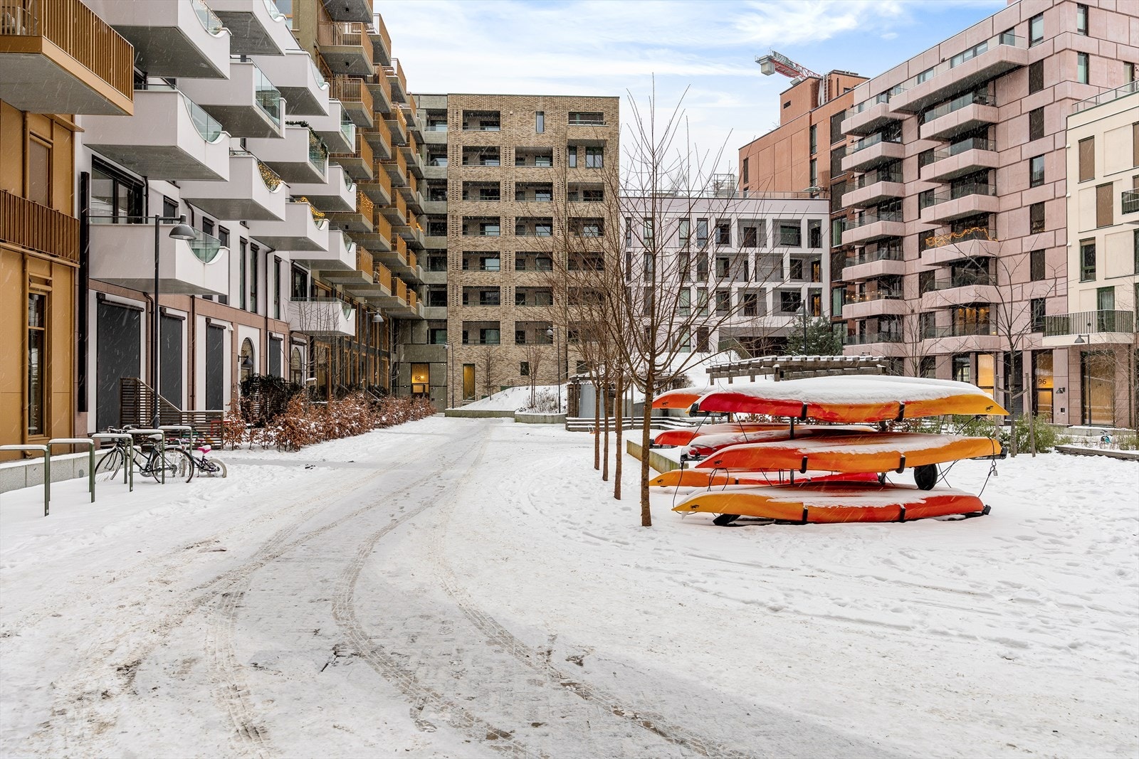 Veldrevet og populært sameie med pene fellesarealer, grøntområder og solfylt felles takterrasser. Galleribilde