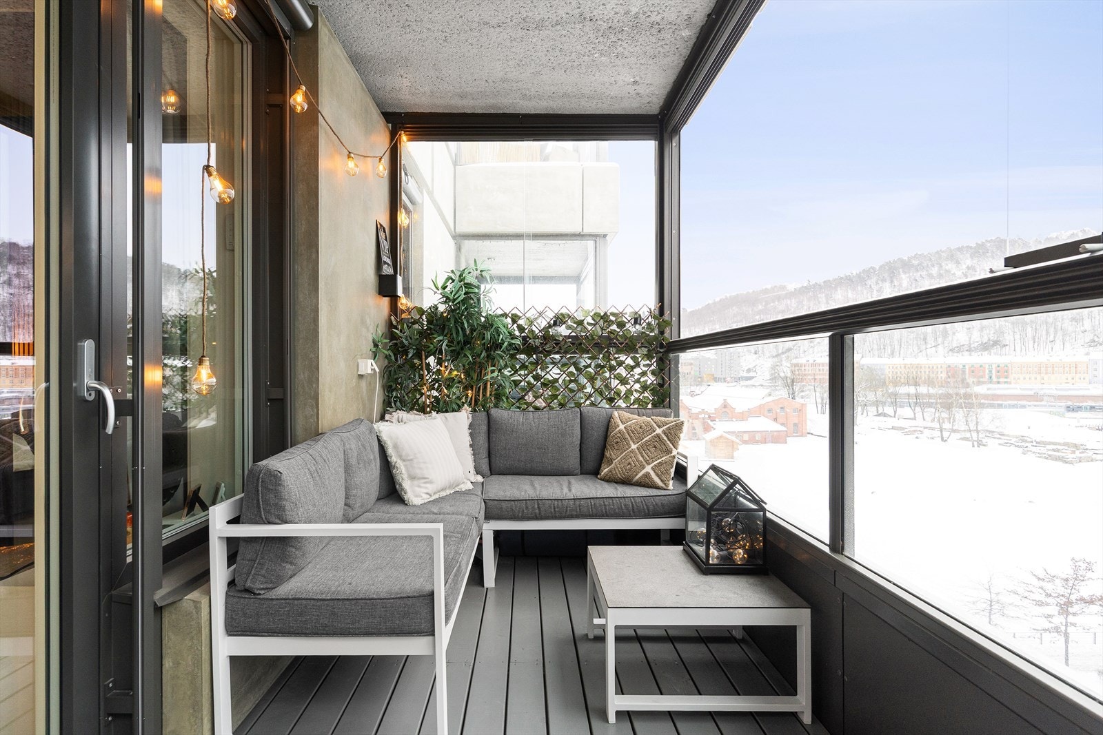 Herlig, sydvendt innglasset balkong på ca. 9 m² med svært gode solforhold. Galleribilde