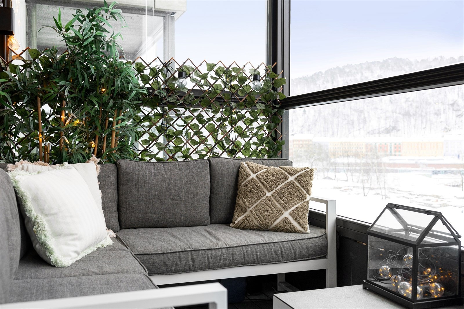 Her ligger forholdene godt til rette for hyggelige stunder med familie og venner, og balkongen kan enkelt innredes som en koselig uteoase med utemøbler, beplantning og gassgrill. Galleribilde