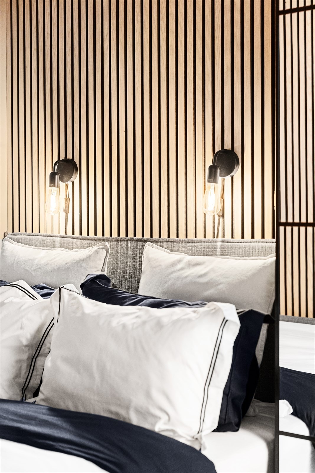 Soverommet har også stilrene spilevegger som tilfører rommet et moderne og eksklusivt uttrykk. Galleribilde