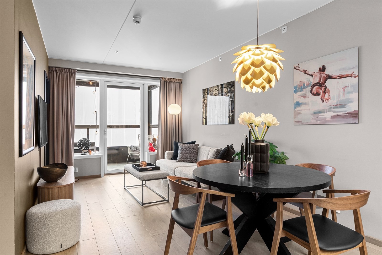 Velkommen til Rostockgata 82! En stilren 2-roms selveierleilighet beliggende i 7. etasje i populære Clemenskvartalet i Bjørvika. Fotograf: Pontus Holmenäs. Galleribilde