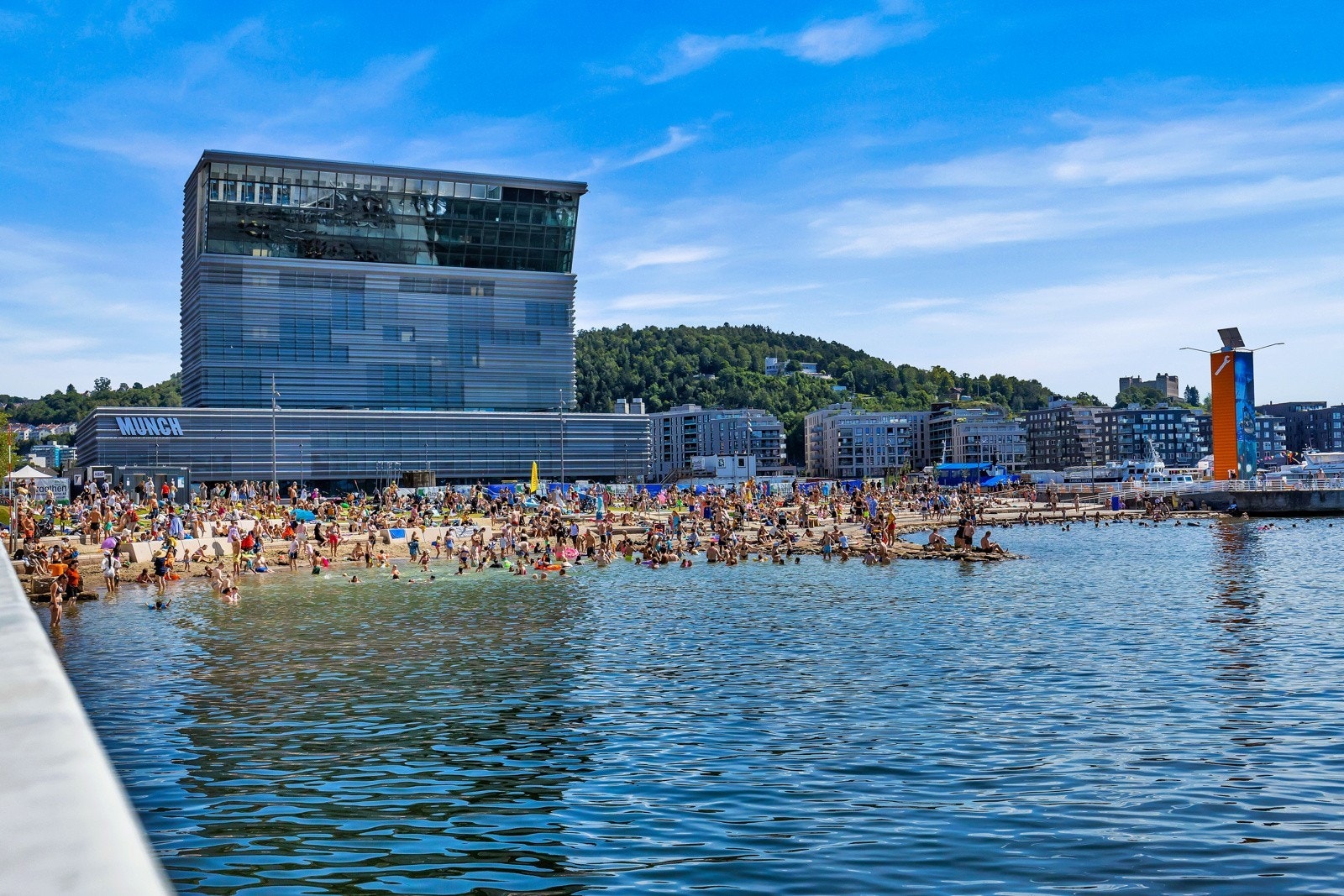 Bystranda i Bjørvika tilbyr en unik badeopplevelse midt i Oslo sentrum, med brygger, sandstrand og god tilgang til fjorden - perfekt for en forfriskende dukkert på varme sommerdager. Galleribilde
