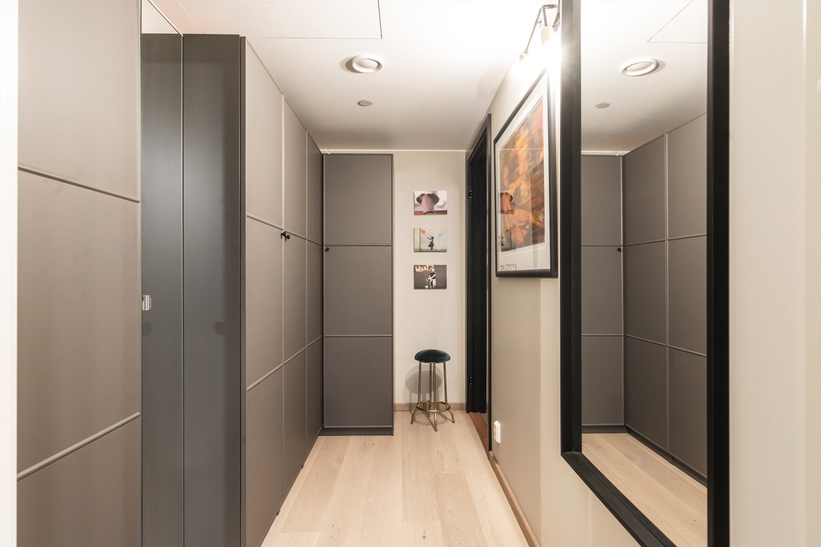 Leiligheten har en innbydende entré som skaper et umiddelbart godt førsteinntrykk. Det er god plass til oppbevaring av yttertøy i det romslige garderobeskapet. Galleribilde