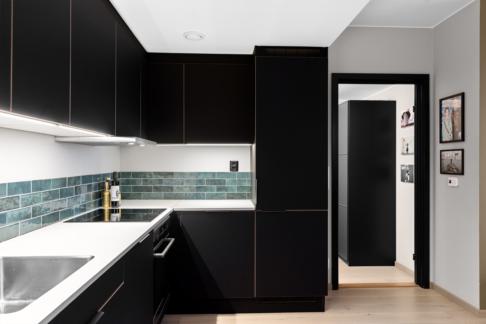 Kjøkkenet er utstyrt med integrert kjøl-/fryseskap, oppvaskmaskin, induksjonstopp og stekeovn. Galleribilde