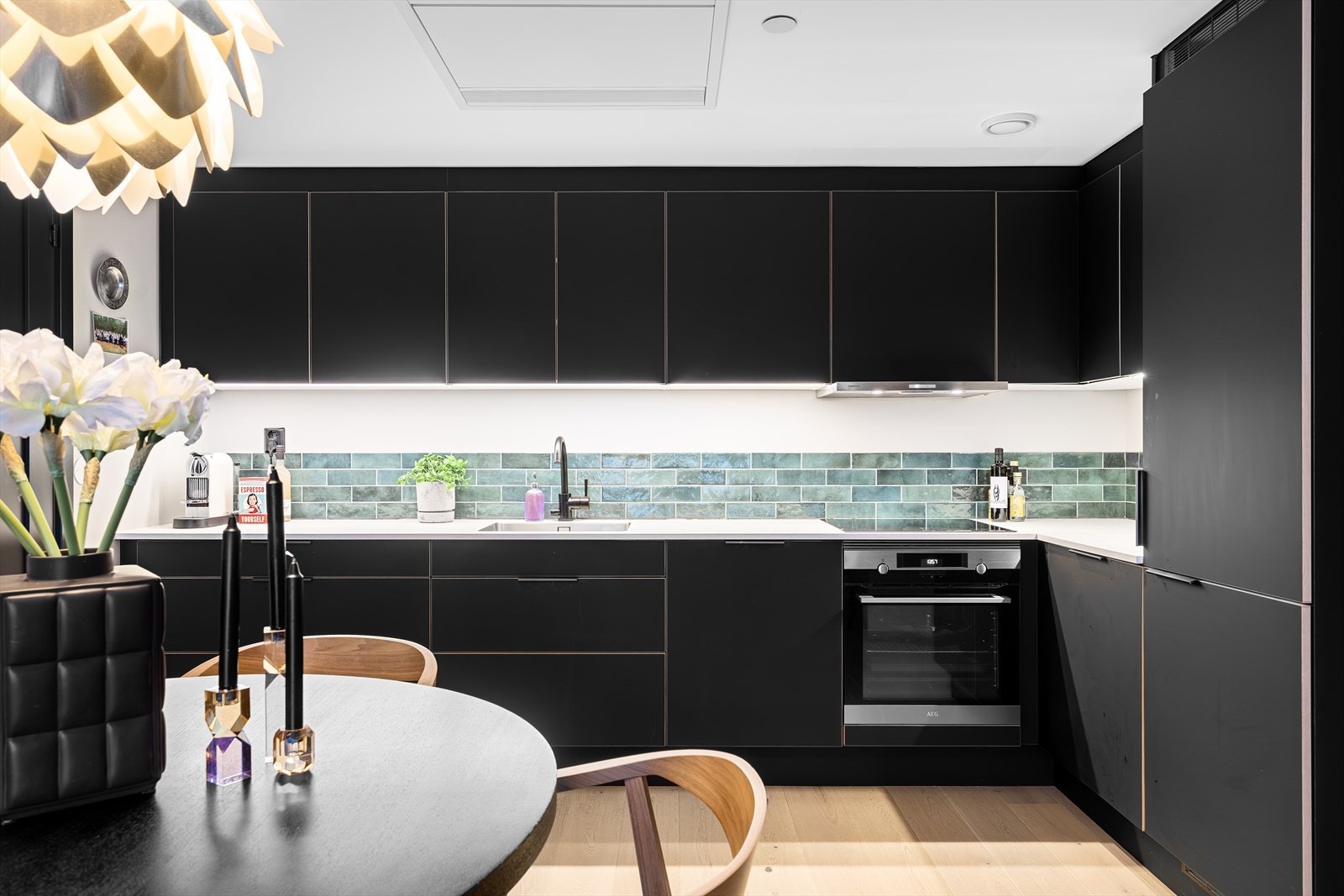 Kjøkkenet fremstår som moderne og funksjonelt med god skap- og benkeplass. Galleribilde