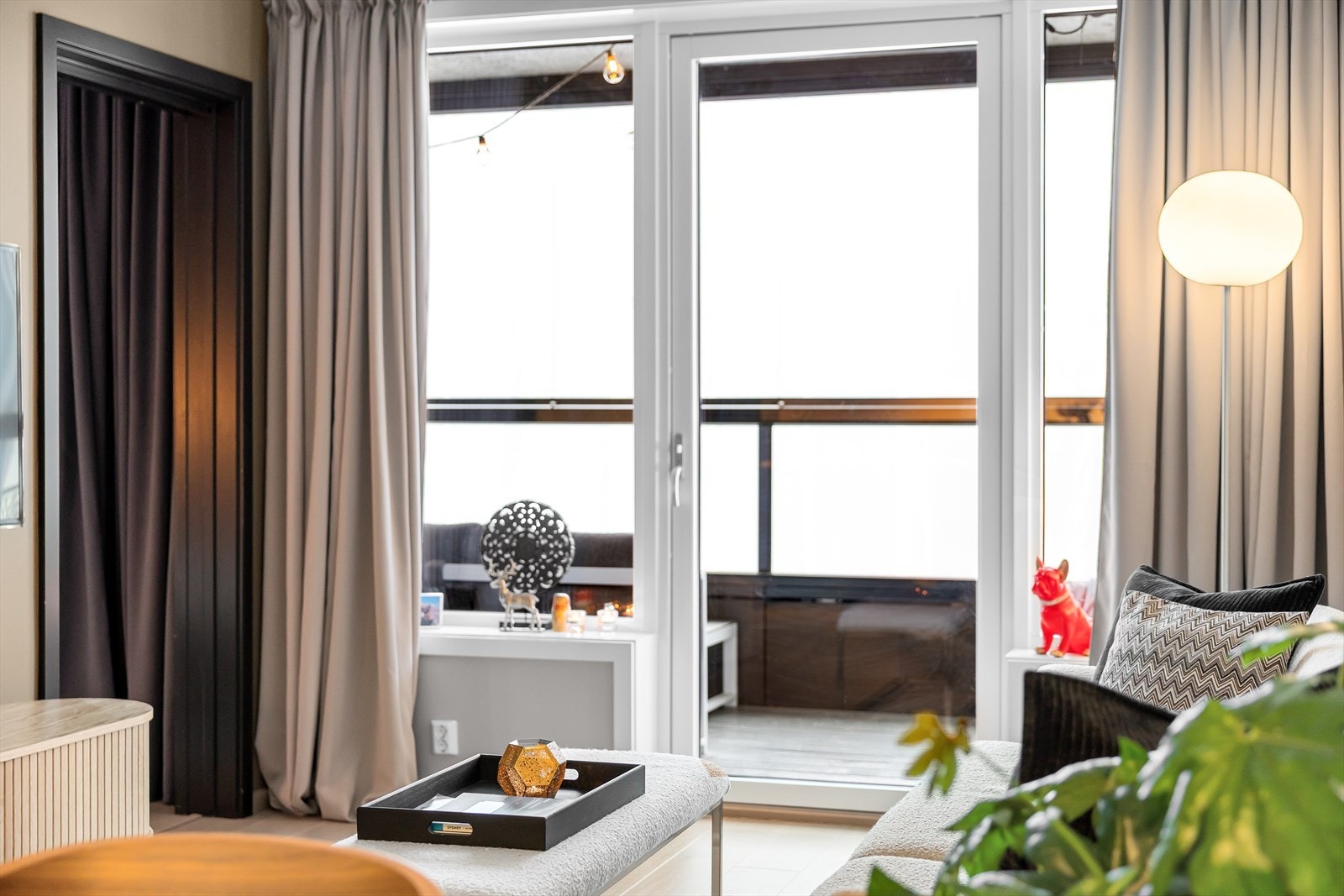 Fra stuen er det utgang til balkongen. Galleribilde