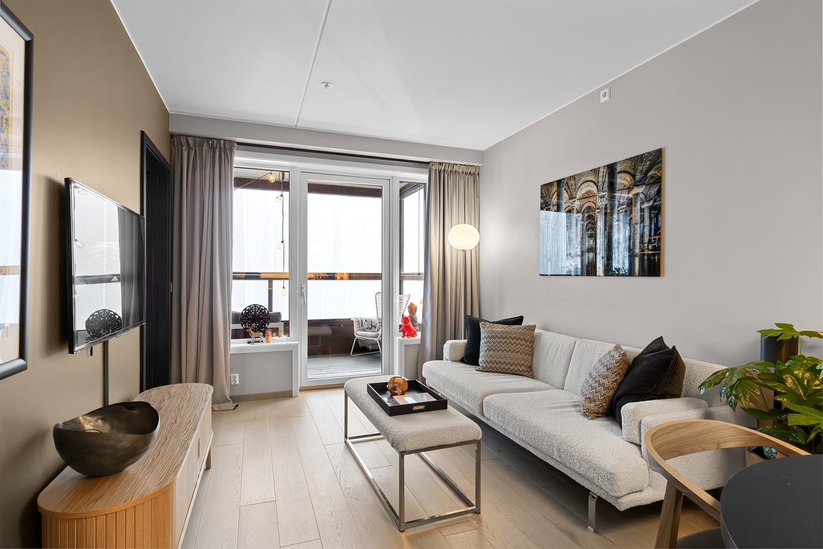 Stuen fremstår som lys og luftig med store vindusflater som sørger for rikelig innslipp av naturlig lys gjennom hele dagen. Den gode takhøyden på ca. 2,62 meter gir rommet en ekstra romslig og behagelig atmosfære. Galleribilde