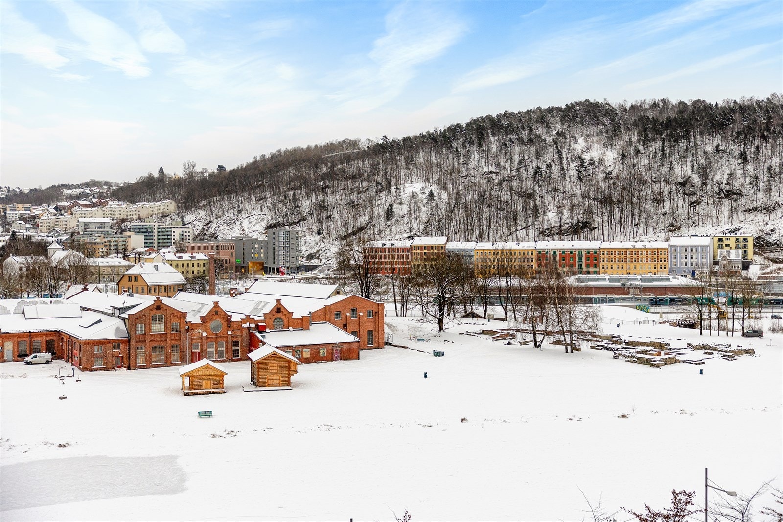 Leiligheten er flott beliggende med utsyn mot Middelalderparken, som gir en sjelden kombinasjon av sentral beliggenhet og nærhet til grøntområder. Galleribilde