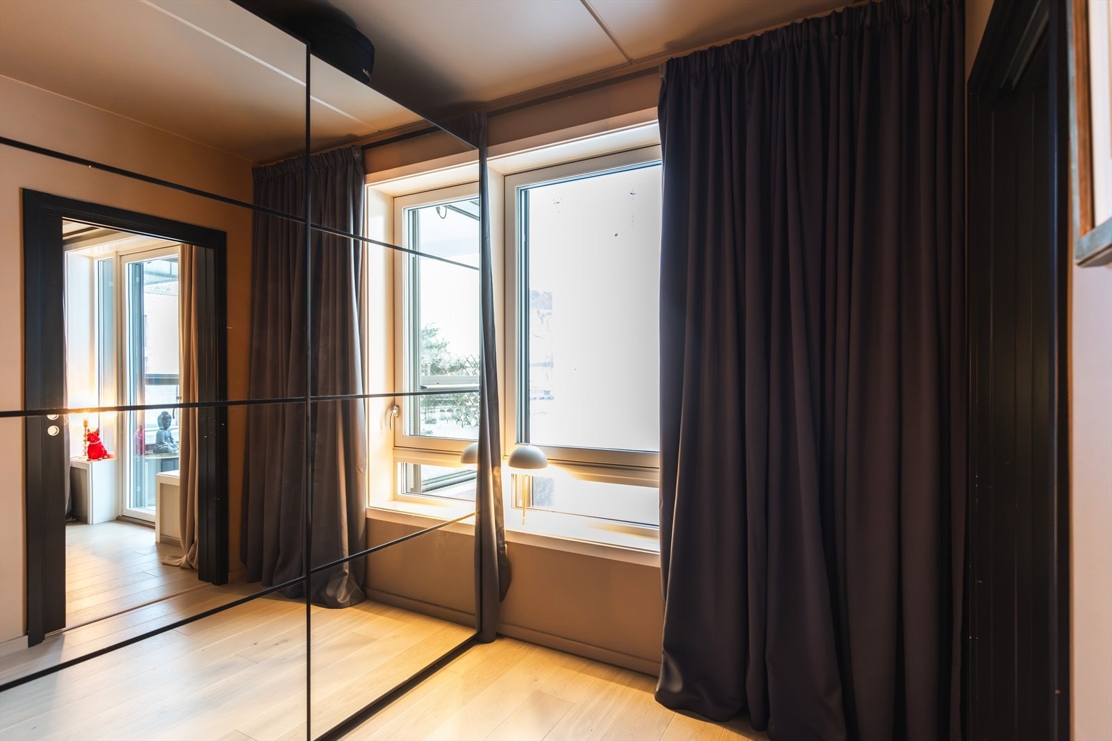 Rommet har svært gode oppbevaringsløsninger i form av en romslig skyvedørsgarderobe med speilfronter. Galleribilde