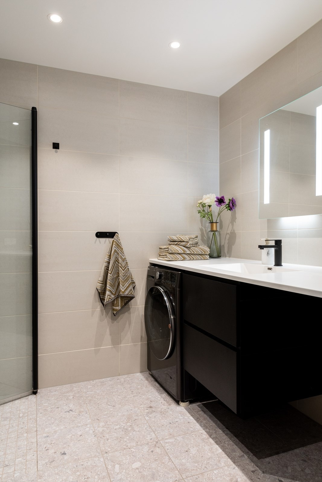 Innredningen består av vegghengt klosett og servant nedfelt i stilren baderomsinnredning med gode oppbevaringsløsninger. Galleribilde