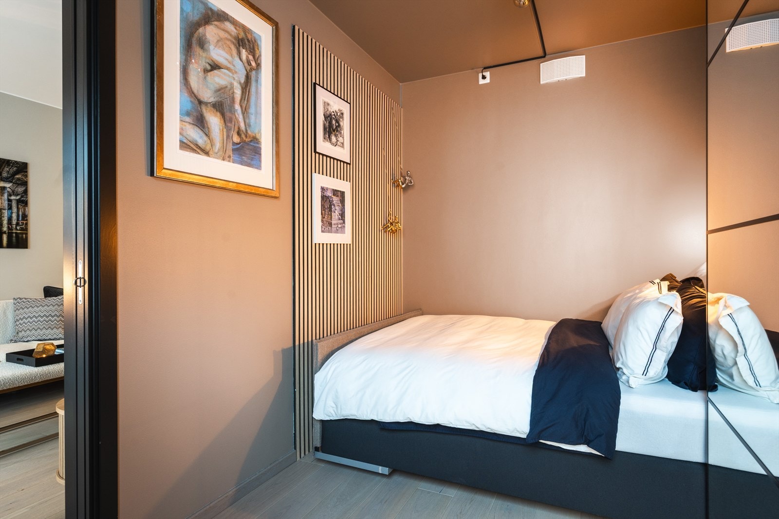 De lune og gjennomtenkte fargevalgene på veggene, i kombinasjon med store vindusflater, gir rikelig med naturlig lys og skaper en rolig og behagelig atmosfære. Galleribilde