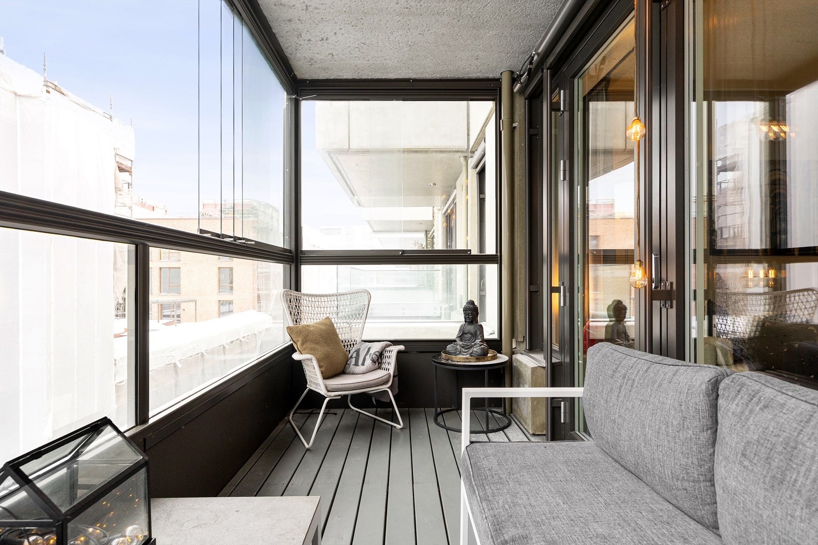 Den innglassede løsningen gjør balkongen anvendelig uansett vær, og i vår- og sommerhalvåret fungerer den som en naturlig forlengelse av stuen. Galleribilde