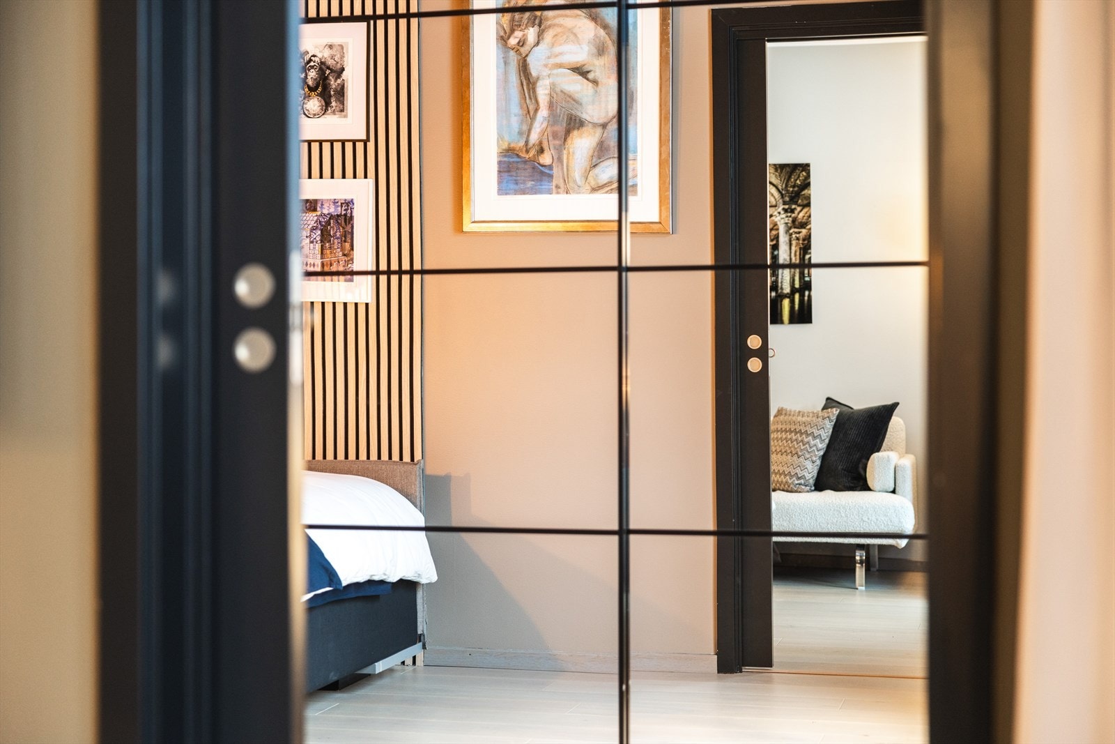 Fra stuen er det direkte adkomst til soverommet, noe som gir en praktisk og effektiv planløsning. Galleribilde