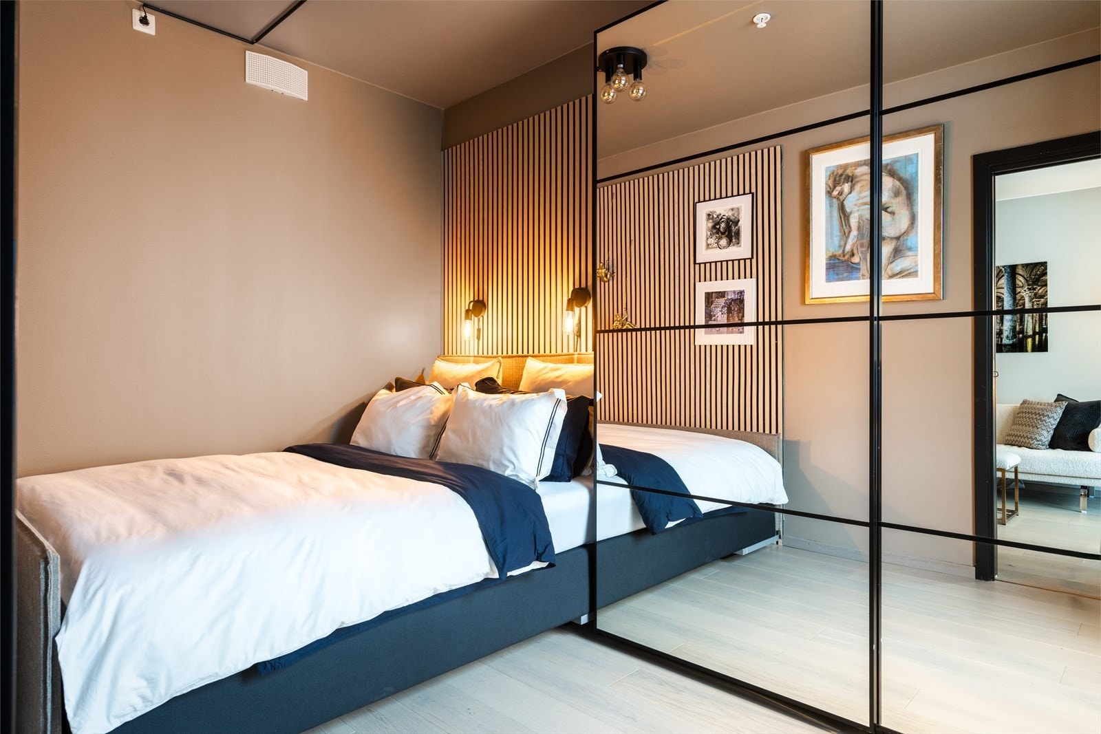 Soverommet er romslig og innbydende, med god plass til dobbeltseng, nattbord og øvrig soveromsmøblement. Galleribilde