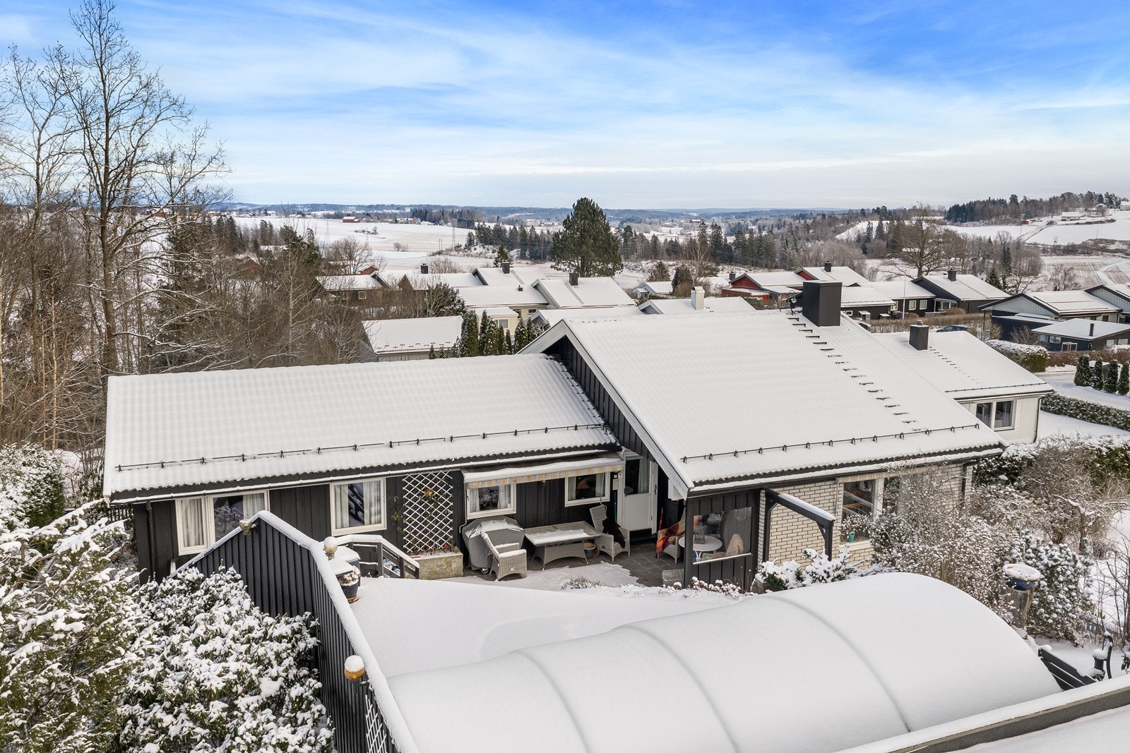 Høyt og luftig beliggende på en stor tomt med et godt utsyn Galleribilde