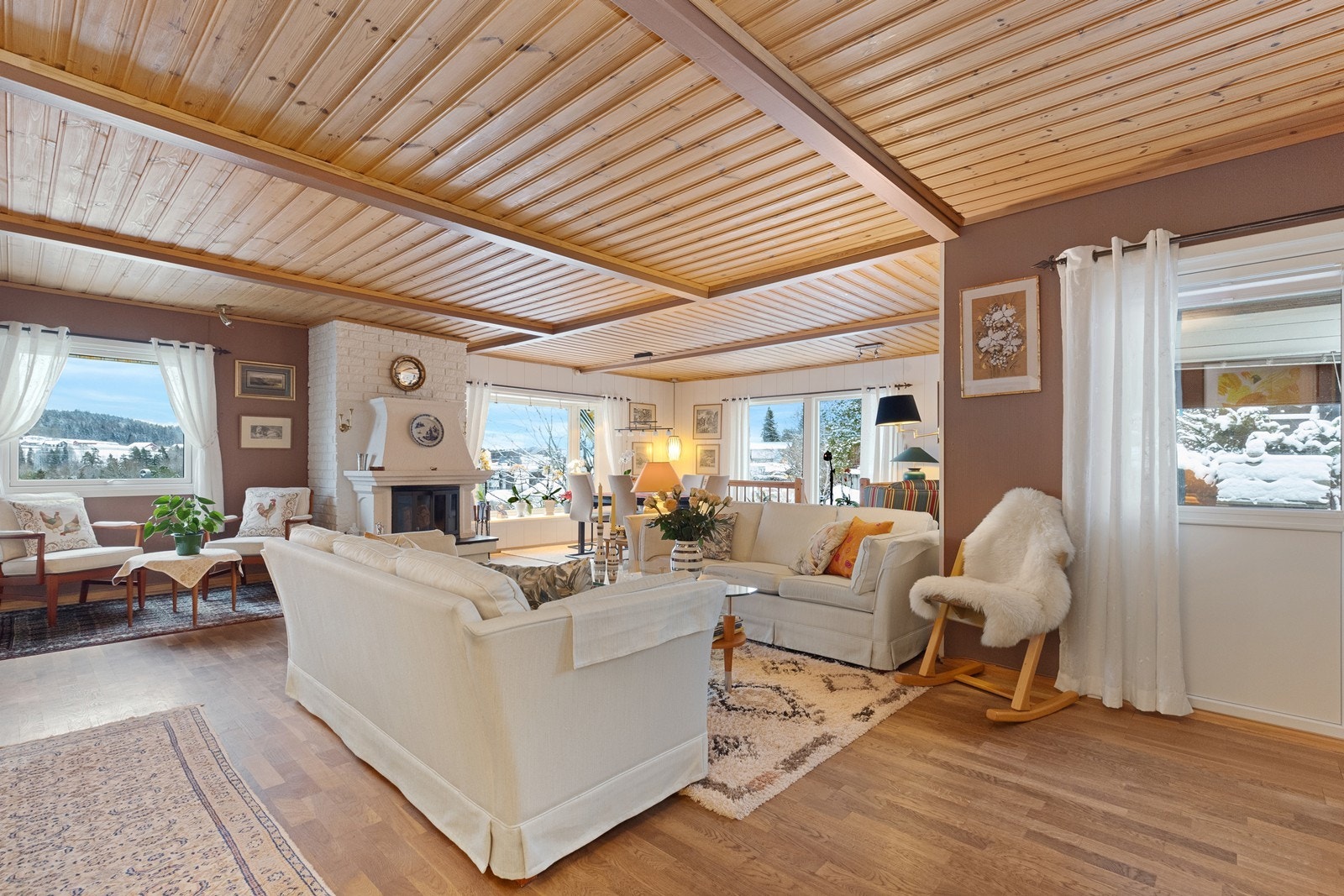 Den sentralt plasserte peisen gir både varme og en hyggelig atmosfære i stuen Galleribilde