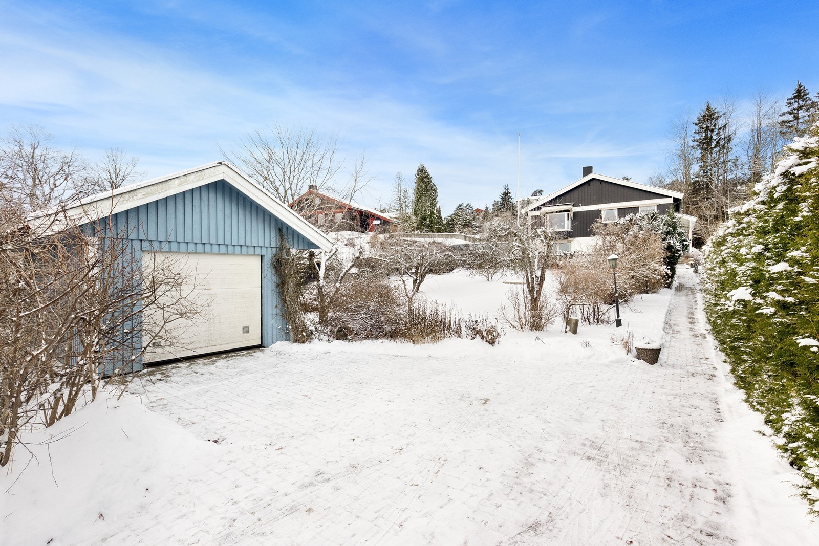 Eiendommen har også adkomst og en ekstra garasje fra Holter Terrasse Galleribilde