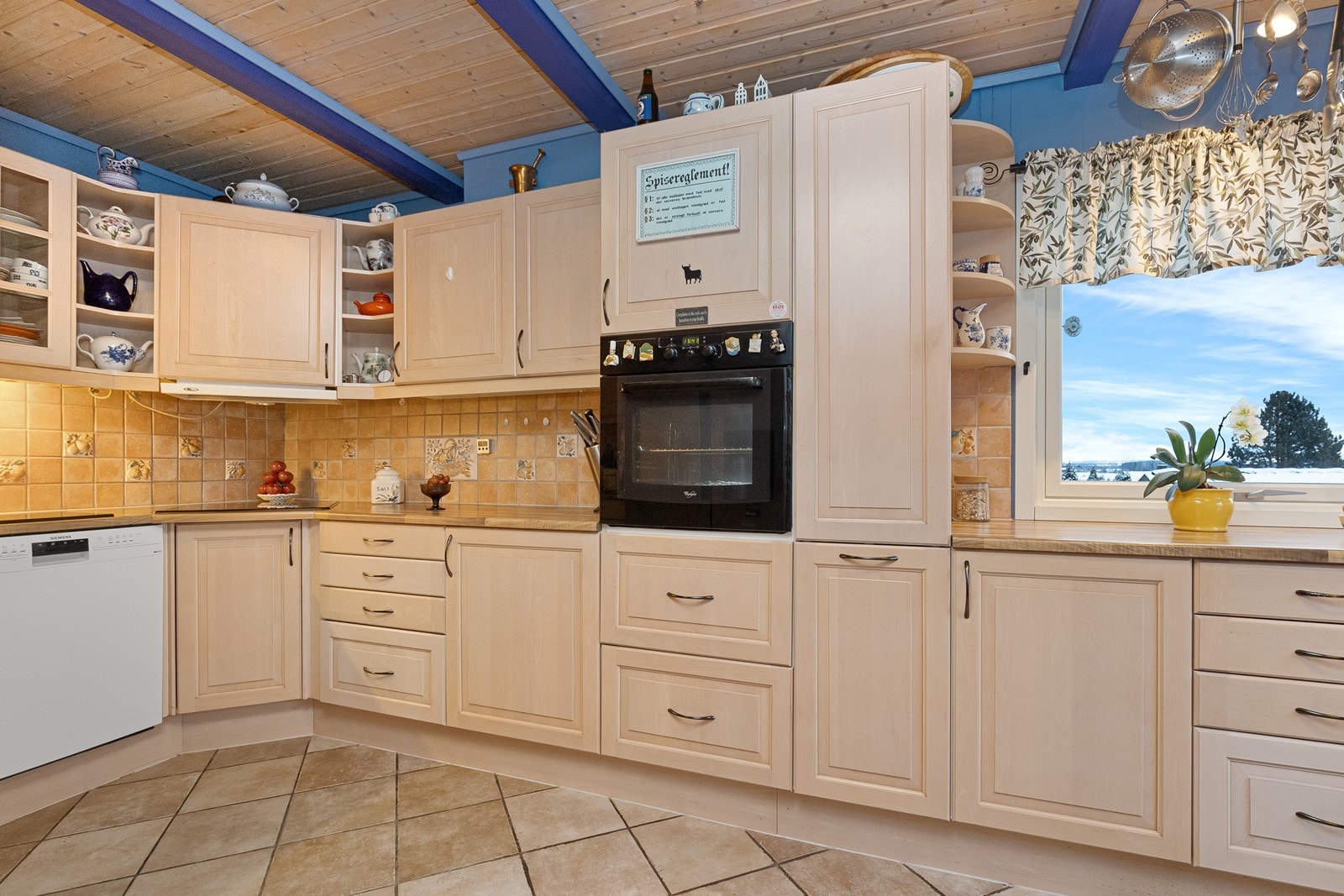 Praktisk spisekjøkken fra 2004 med rikelig skap- og benkeplass Galleribilde