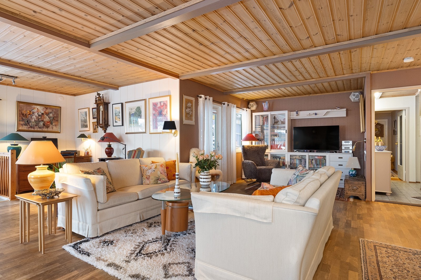 Stuen er et lyst og romslig samlingspunkt med god plass til flere sittegrupper Galleribilde