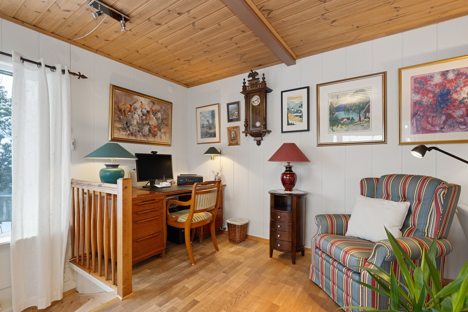 Stuen har også en praktisk krok som egner seg godt for hjemmekontor Galleribilde