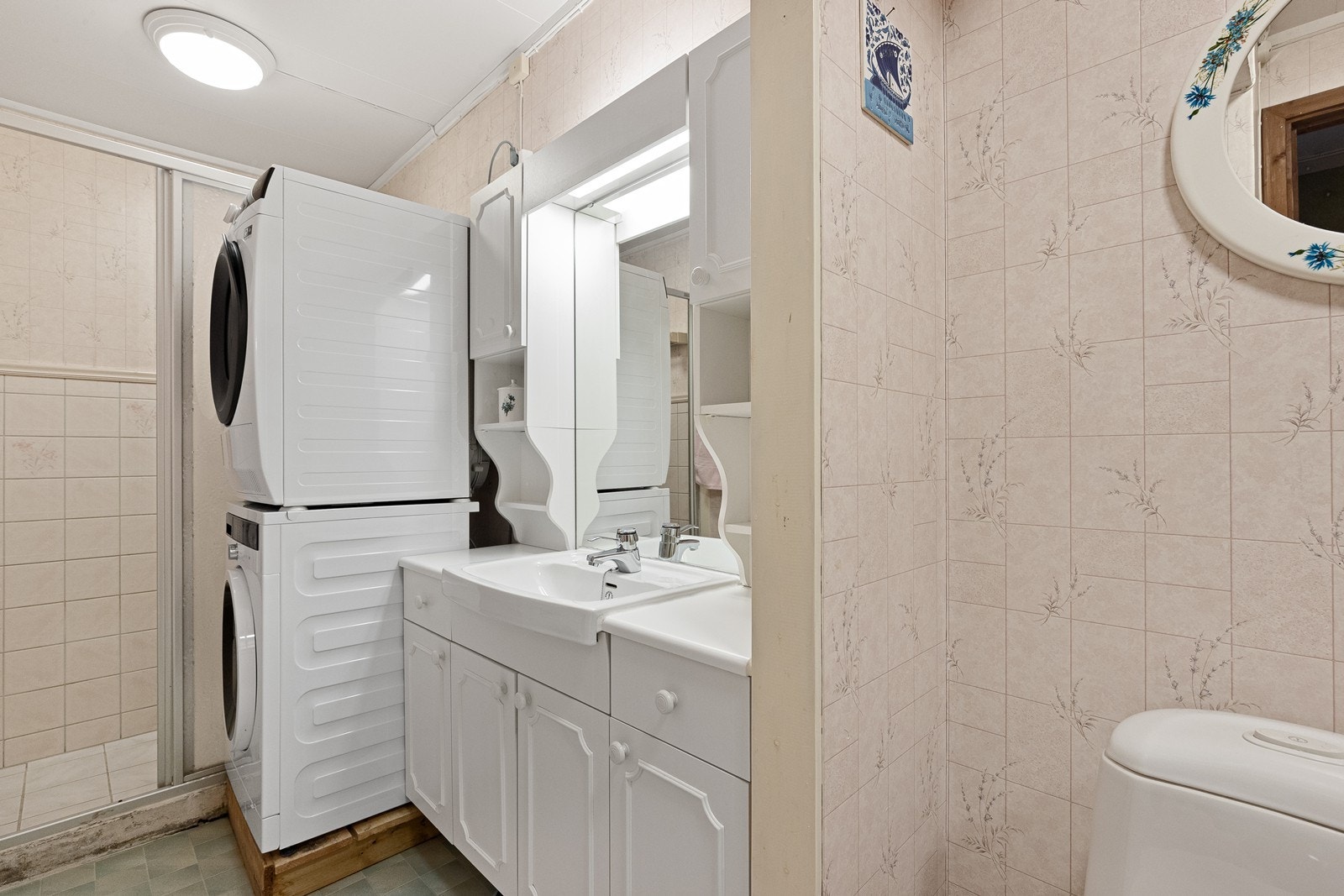 Badet i underetasjen er kombinert med vaskerom og har dusjnisje Galleribilde