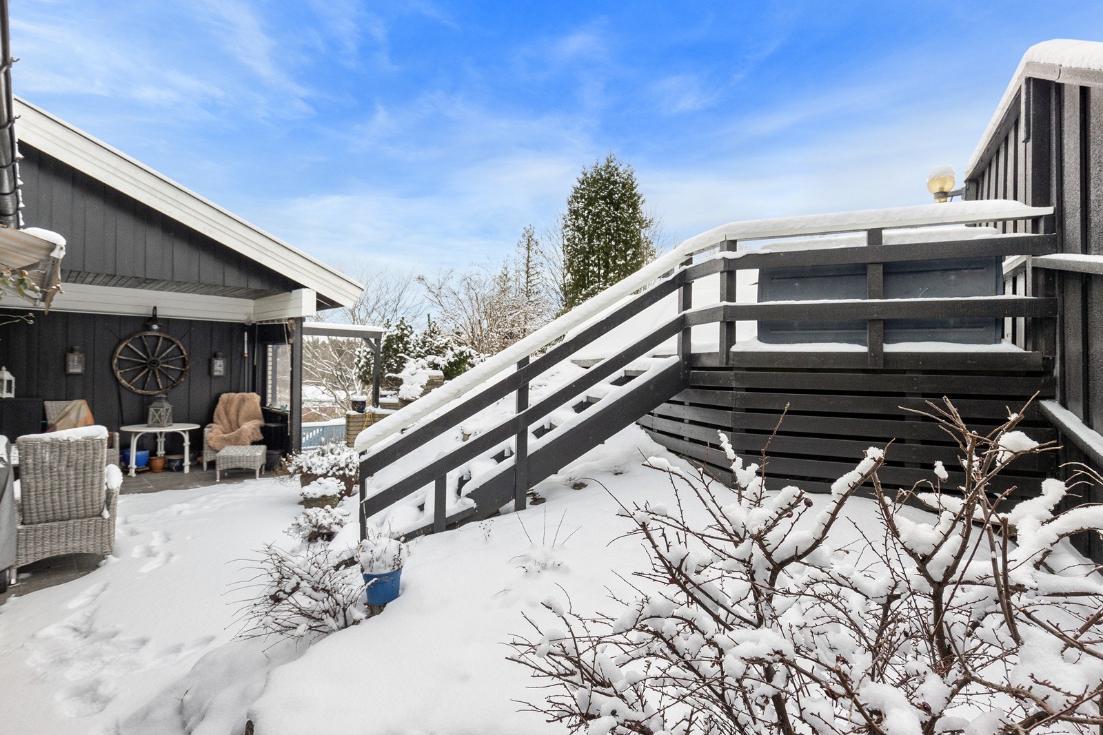 Skjermet uteplass i tilknytning til svømmebassengområdet Galleribilde