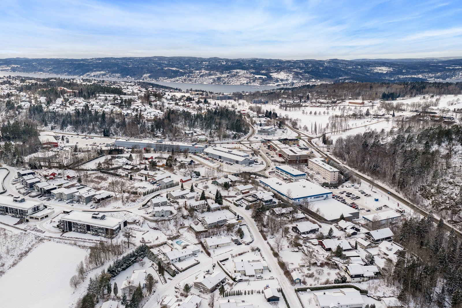 Fra eiendommen er det kort gangavstand til Amfi Drøbak City, bussknutepunkt, Drøbak golfbane og flere treningssenter Galleribilde