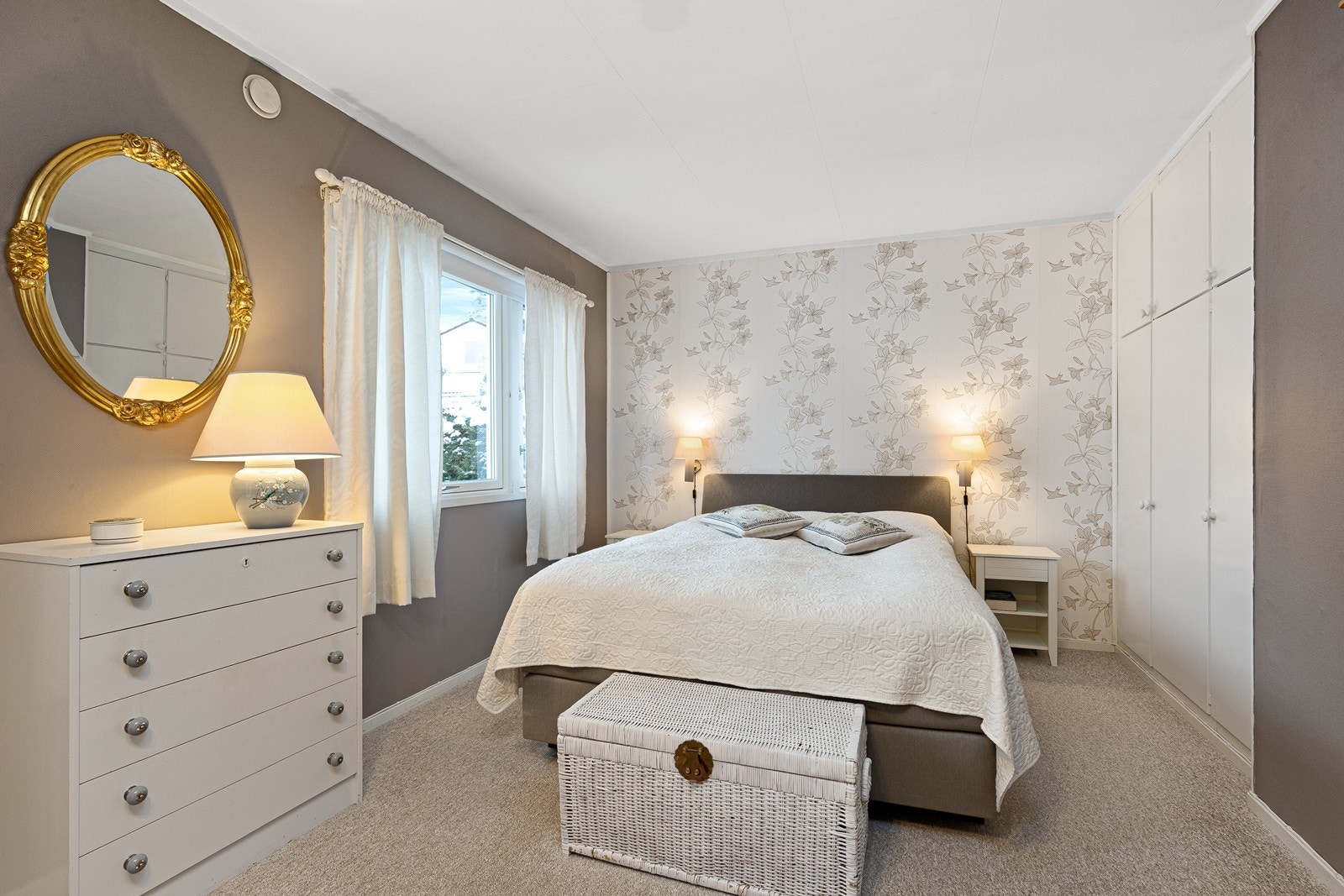 Hovedsoverommet har god plass til dobbeltseng og tilhørende møblement. Plassbygget garderobeskap Galleribilde