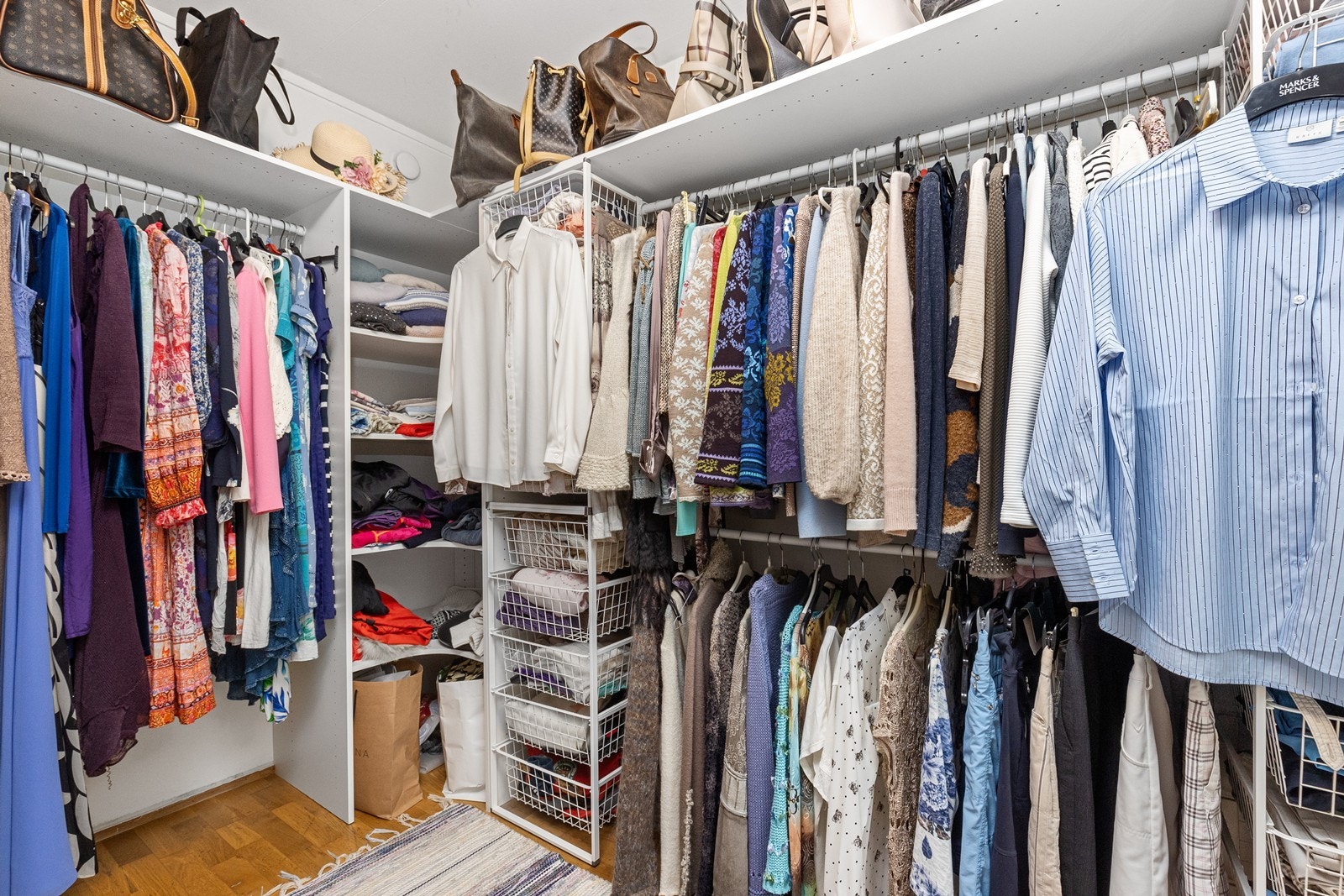 I tilknytning til soverommene er det en romslig garderobeløsning Galleribilde