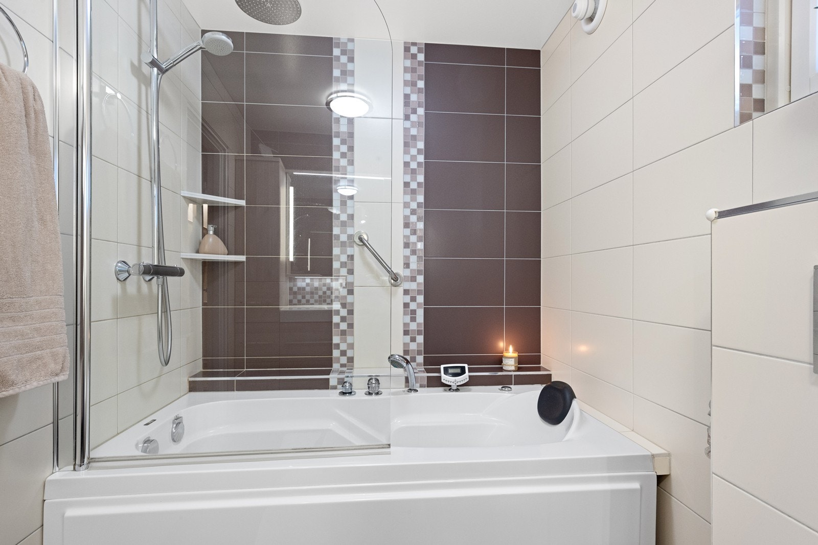 Badet er utstyrt med badekar med dusjløsning for ekstra komfort Galleribilde