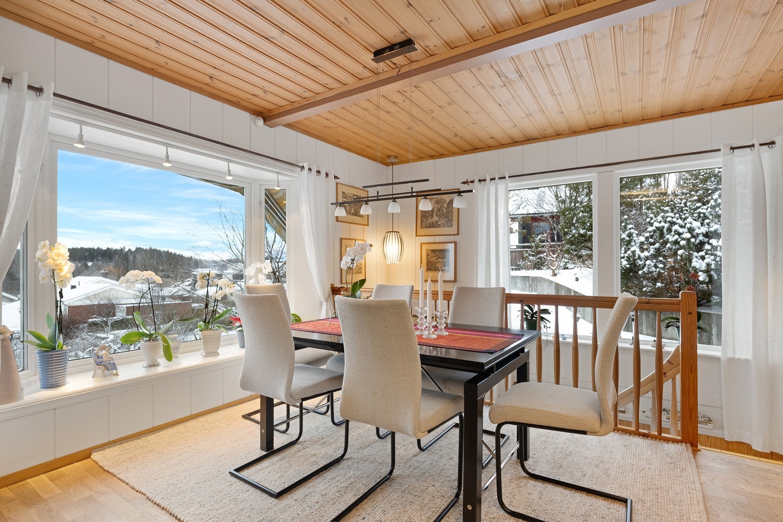 I tilknytning til stuen er det en naturlig plass for en romslig spisegruppe Galleribilde