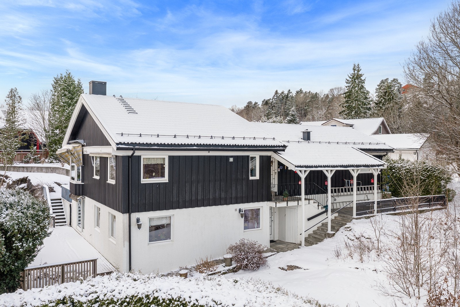 Romslig enebolig med utleiemulighet og to garasjer Galleribilde