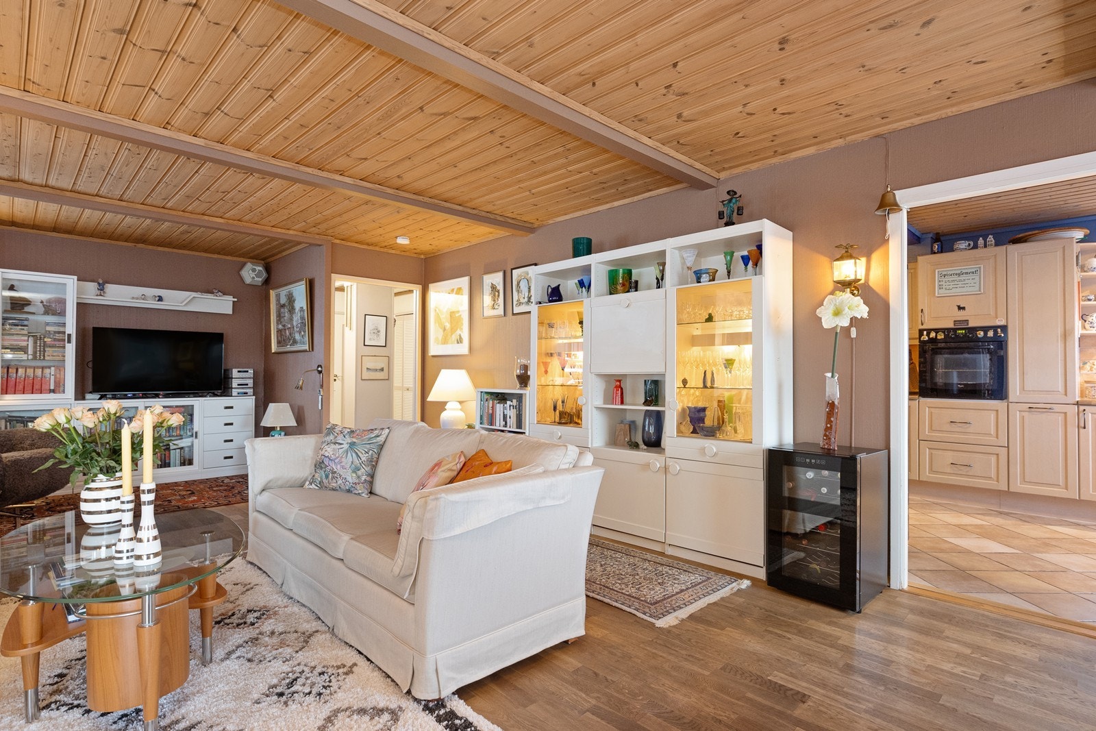 Romslig stue med adkomst til eget spisekjøkken Galleribilde