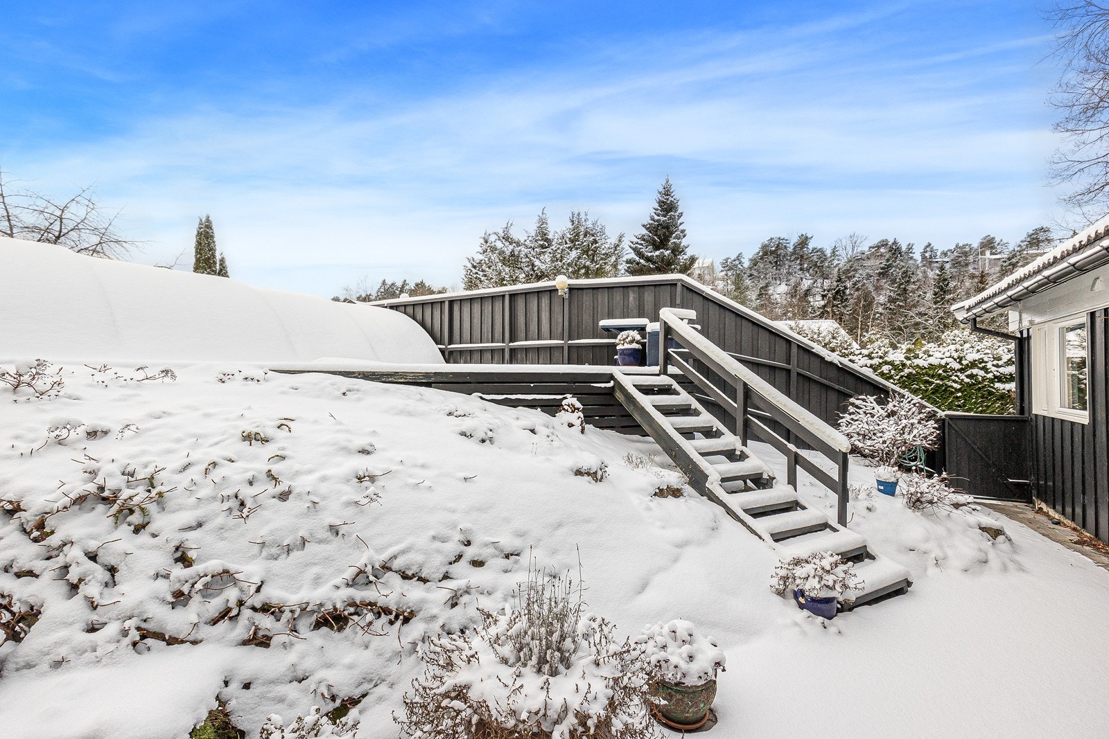 I hagen finnes et eldre svømmebasseng fra 1984, som gir unike rekreasjonsmuligheter Galleribilde