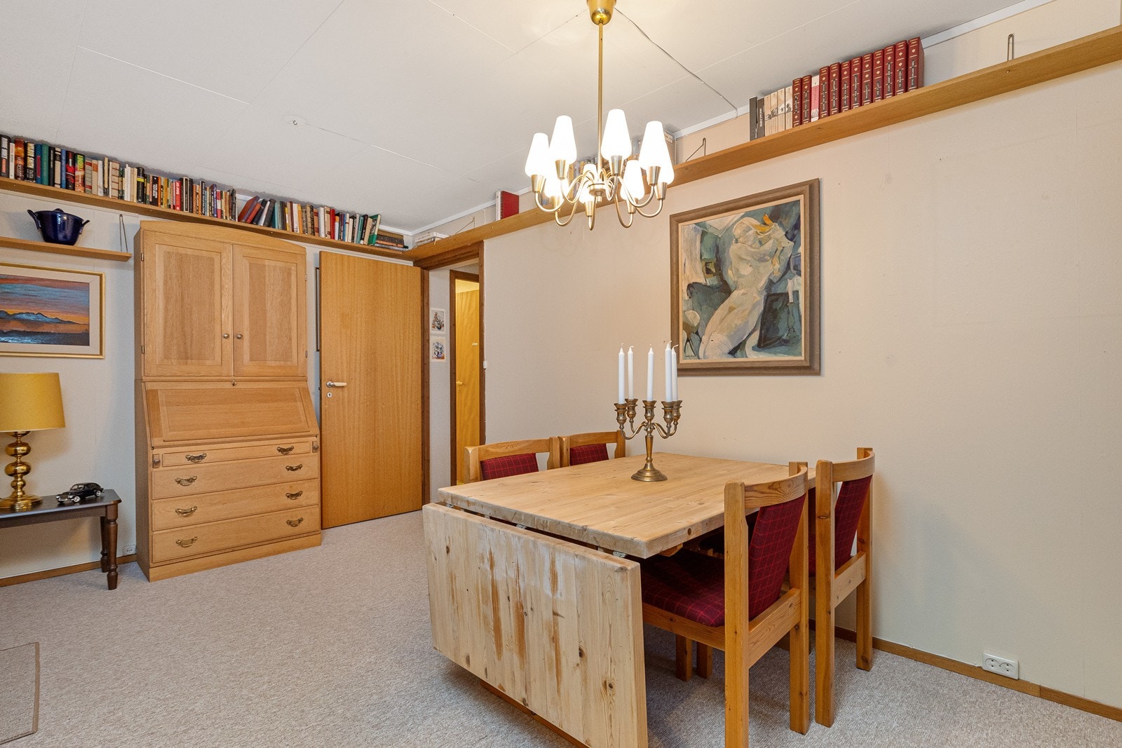 Det er også plass til en spisegruppe i tilknytning til stuen og kjøkkenet Galleribilde