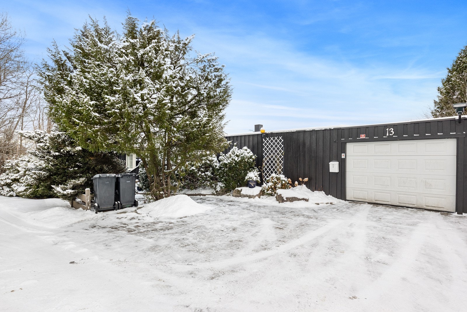 Praktisk adkomst fra Holterkroken med tilhørende enkel garasje (del av dobbelgarasje som deles med nabo) Galleribilde