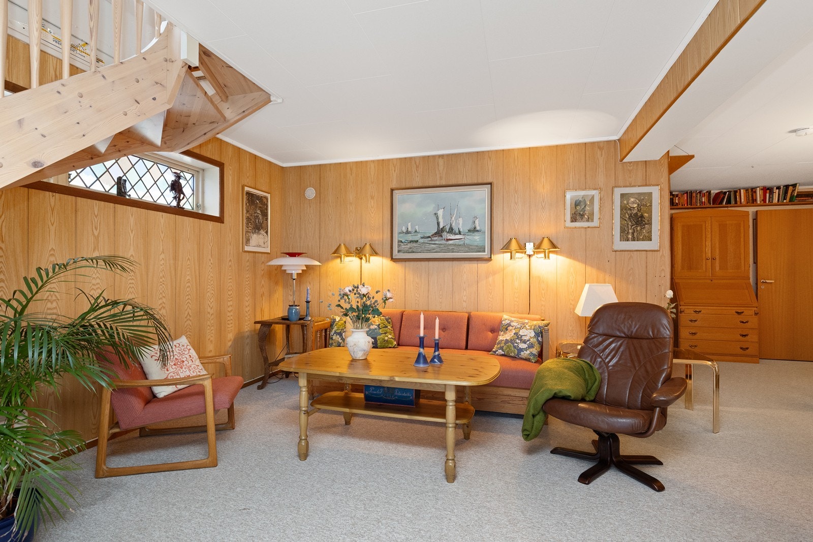 Underetasjen har en egen stue med plass til sofagruppe Galleribilde