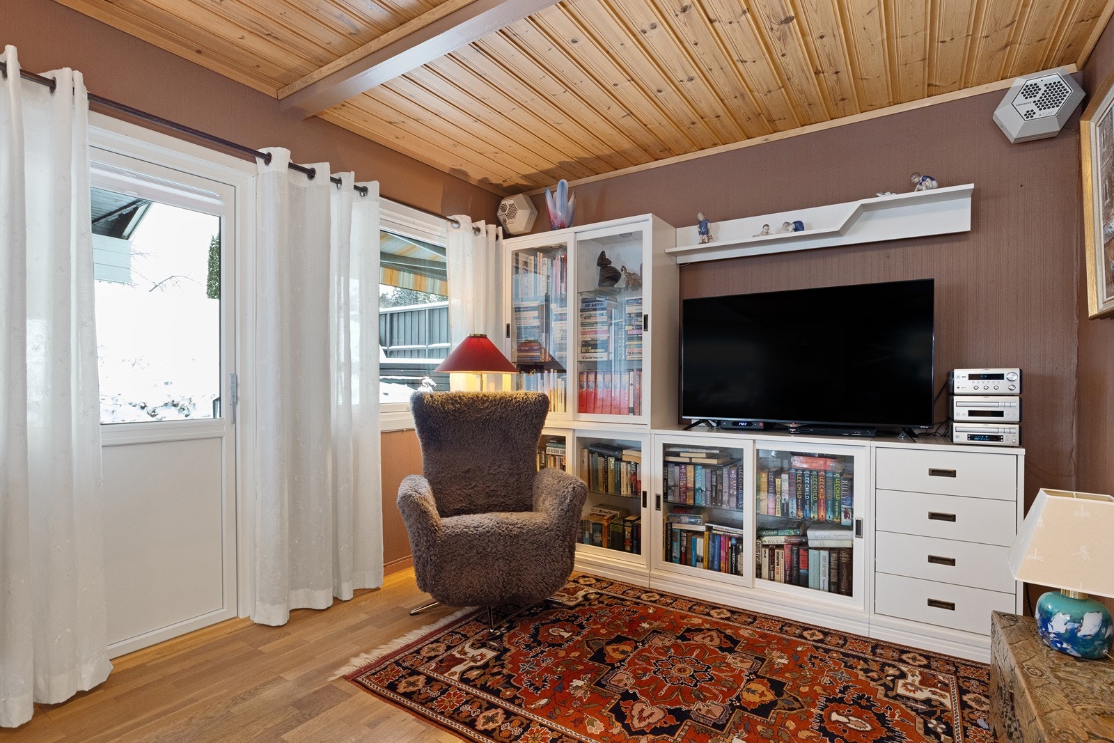 En egen TV-krok gir fleksibilitet i møbleringen, med utgang til uteområdet Galleribilde