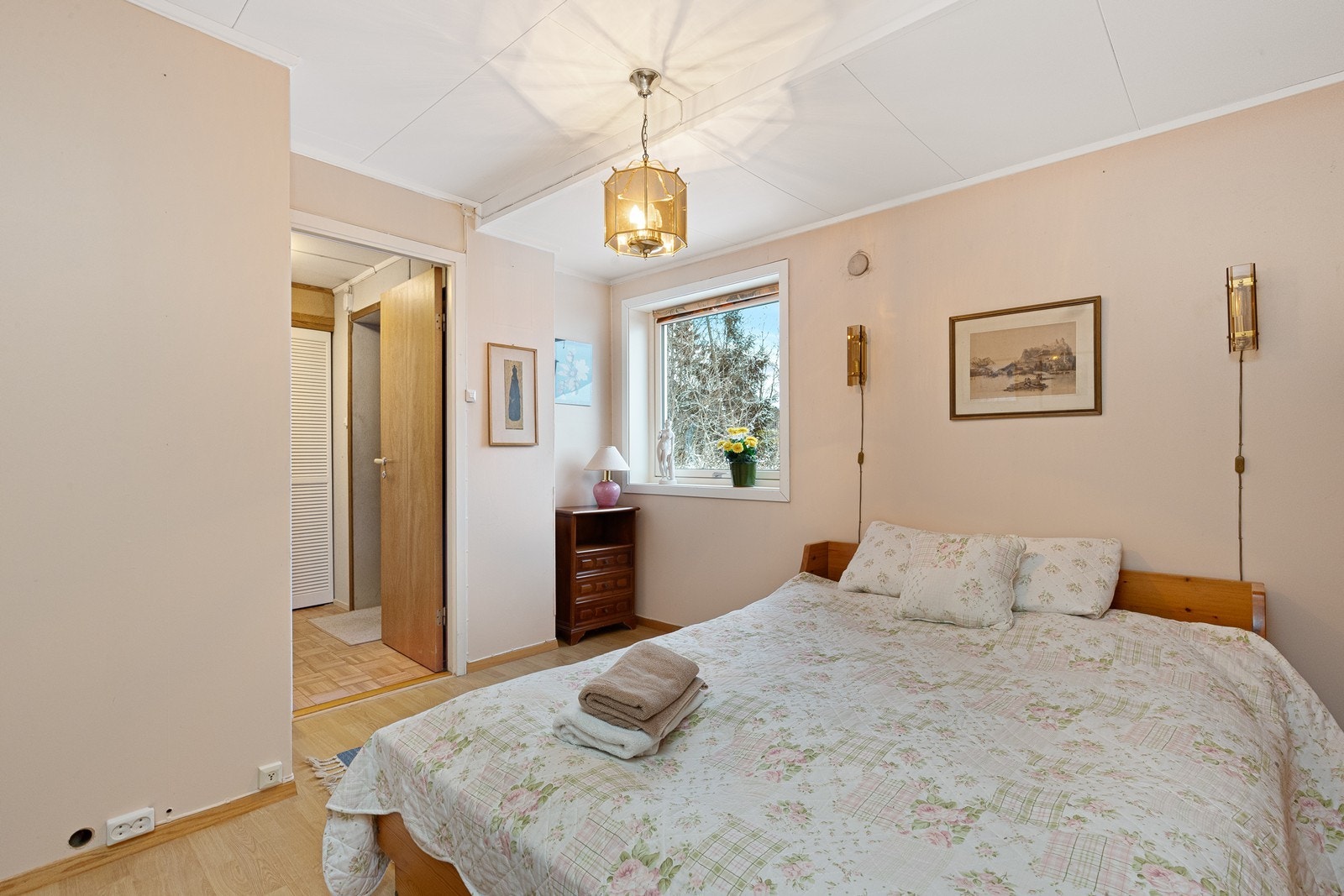 Soverom i utleiedelen med plass til seng og oppbevaring Galleribilde