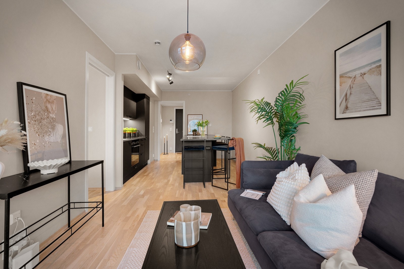 - Leiligheten har gjennomgående parkettgulv i oppholdsrom, malte vegg- og himlingsflater og balansert ventilasjon med varmegjenvinning - Galleribilde