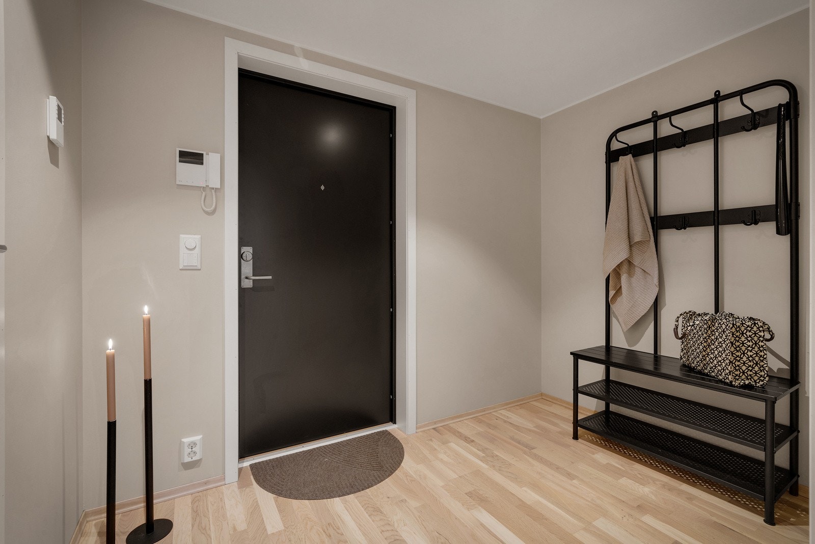 - Entréen er romslig og innbydende, med god plass til oppbevaring og garderobeløsninger - Galleribilde