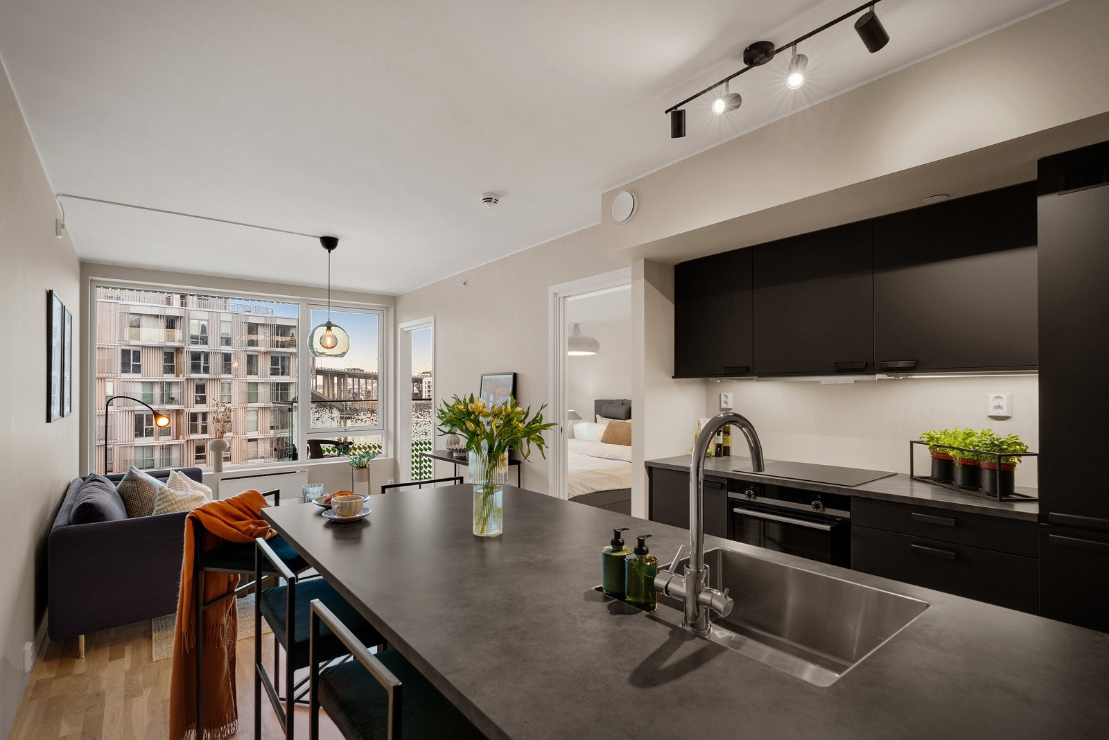 - Stue og kjøkken er samlet i en åpen og funksjonell løsning med god plass til sofakrok med tilhørende møblement - Galleribilde