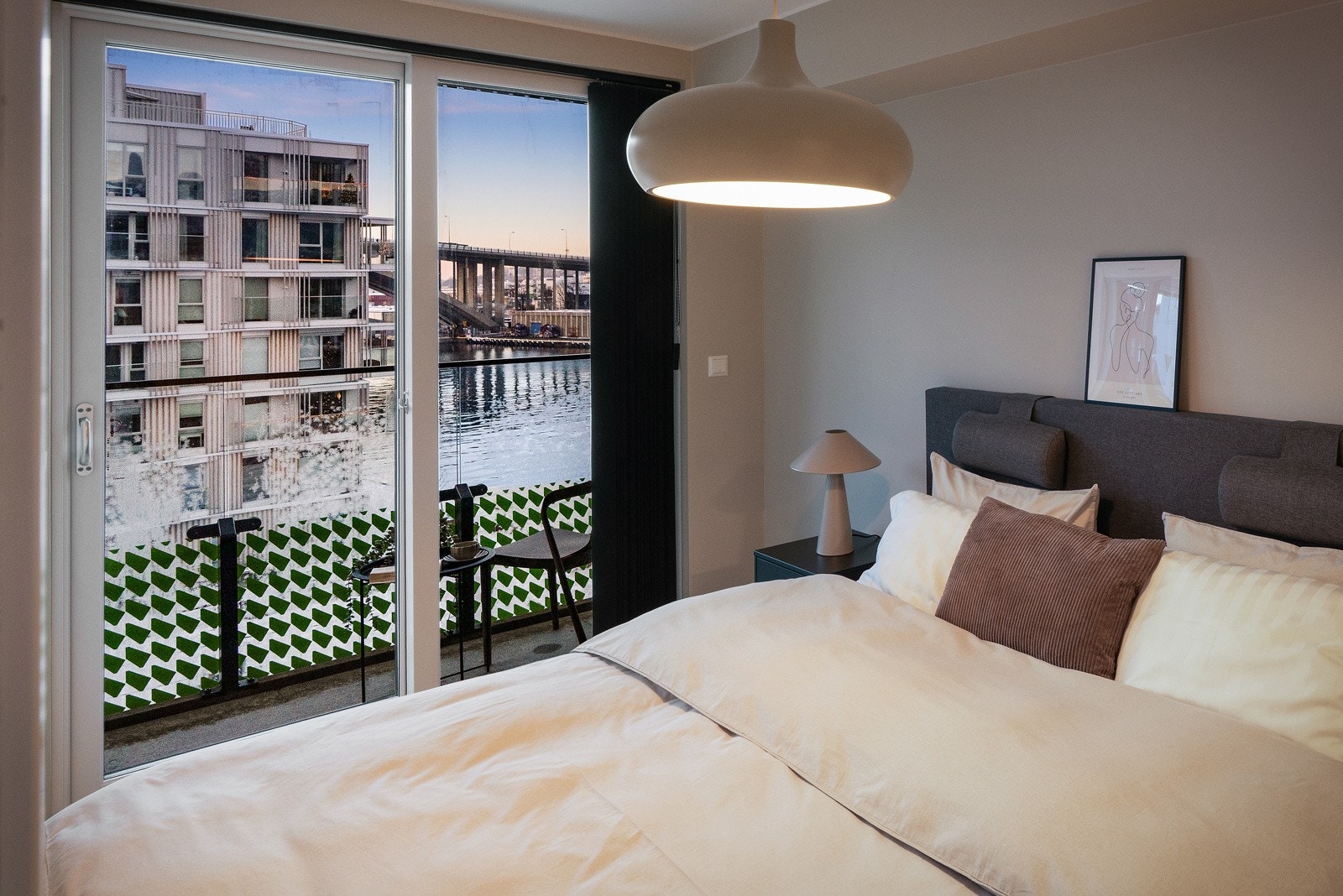 - Soverommet er romslig og praktisk utformet, med god plass til seng og tilhørende møblement - Galleribilde