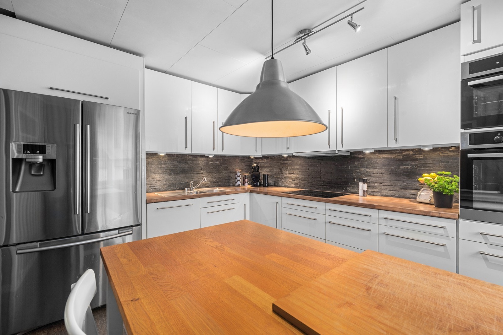 Kjøkkenet har rikelig med skapplass Galleribilde