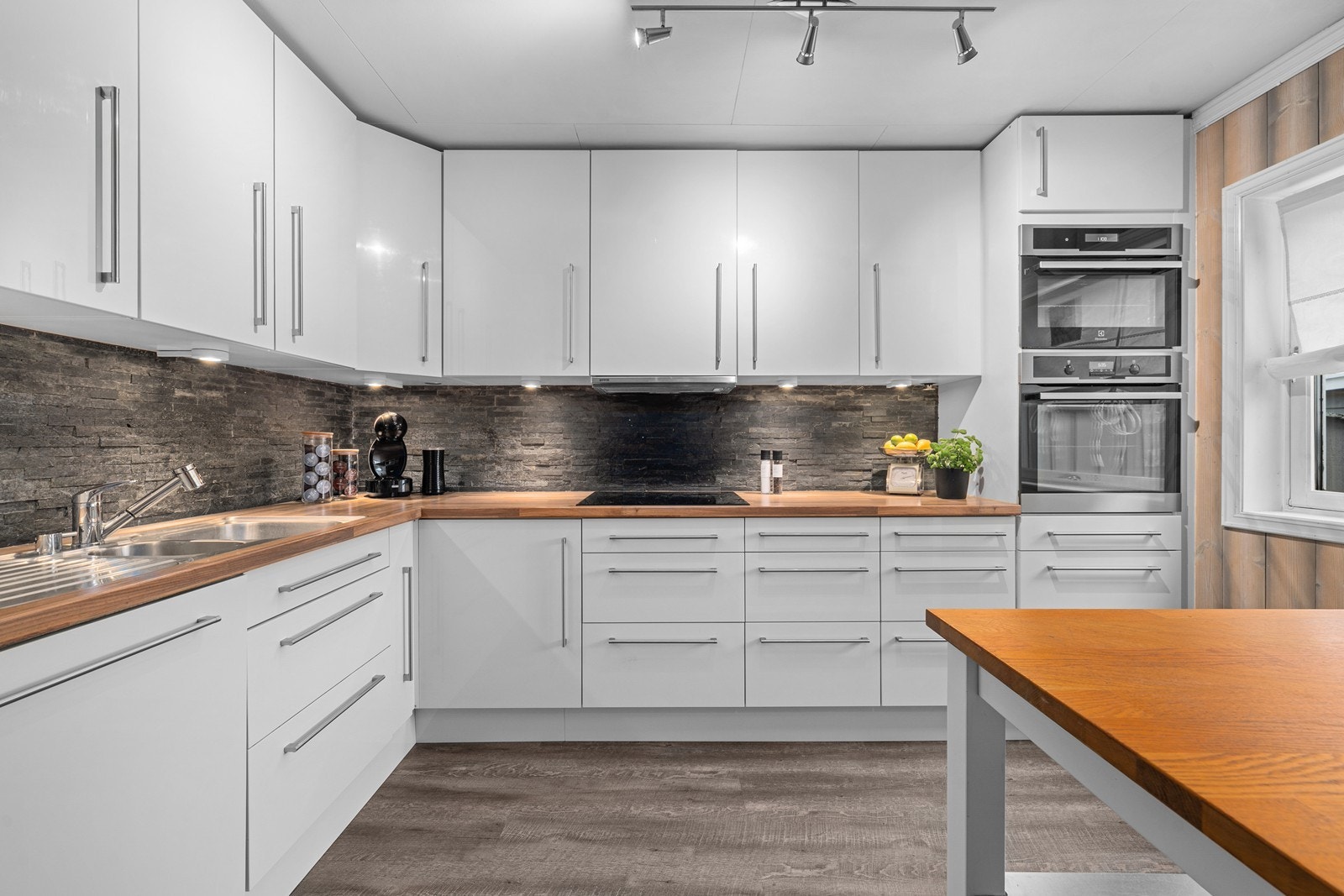 Flott kjøkken med lyse fronter og integrerte hvitevarer Galleribilde