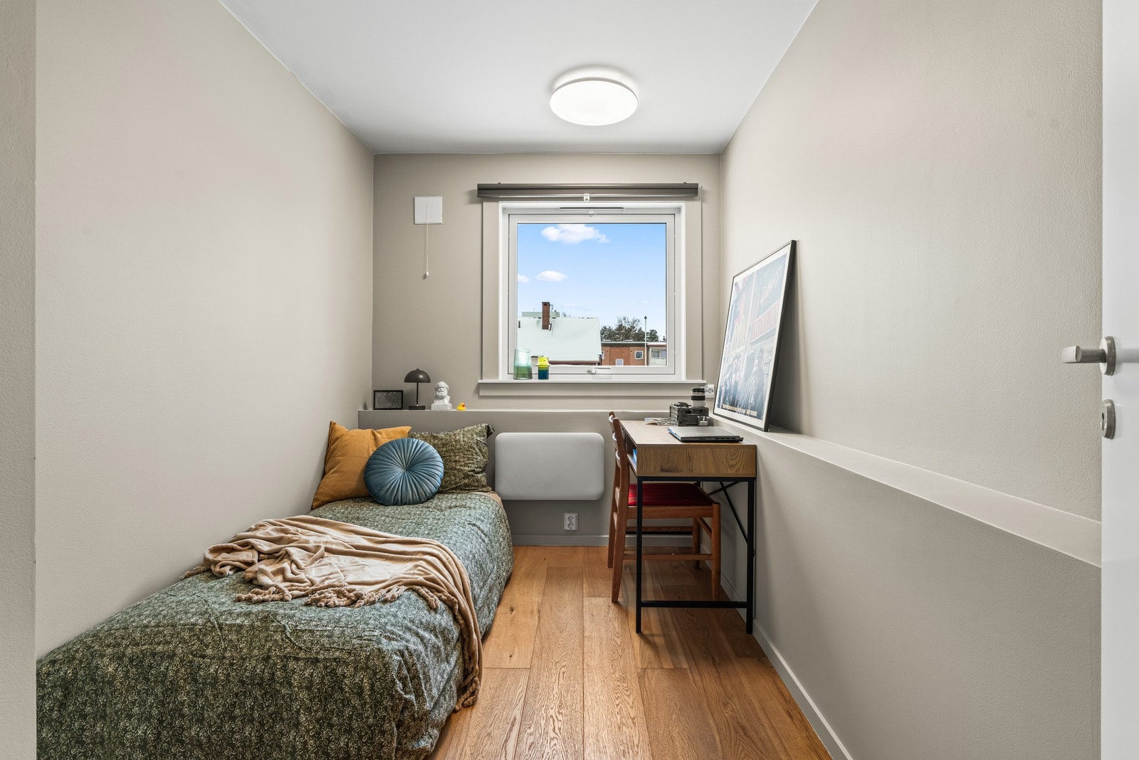 Soverom III. Dette rommet passer ypperlig som f.eks. barnerom, gjesterom og/eller kontor. Det er nylig blitt installert fibernett fra Telenor i borettslaget. Galleribilde