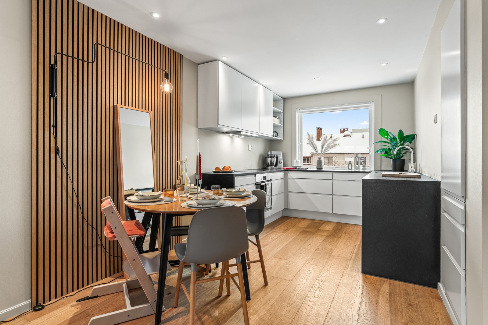 Det passer utmerket å innrede med et spisebord i sonen mellom kjøkkenet og stuen. Dagslyset fra den store vindusflaten gir en god romfølelse. Galleribilde