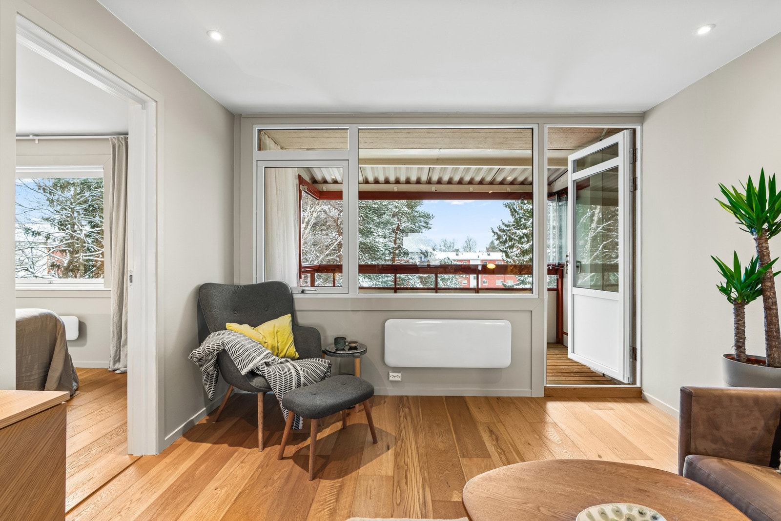 Leiligheten ble oppusset av tidligere eier i 2015 og holder en gjennomgående moderne standard. Nåværende eier har malt opp alle vegger i 2025. Galleribilde