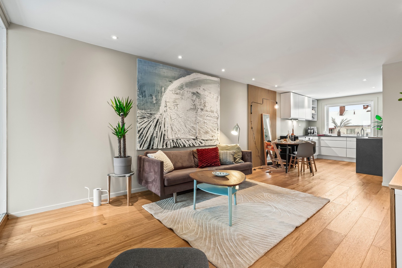 Stuen oppleves som luftig, åpen og innbydende, og får godt med naturlig, gjennomgående lysinnslipp Galleribilde