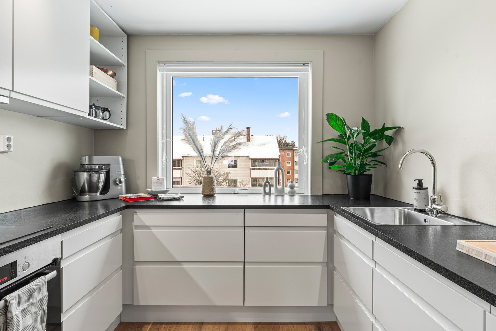 Pent kjøkken med innredning fra HTH i 2015. Kjøkkenet har et stilfullt og meget funksjonelt design med gode benkeflater og mye oppbevaringsplass. Overskapene ble montert i 2017. Galleribilde